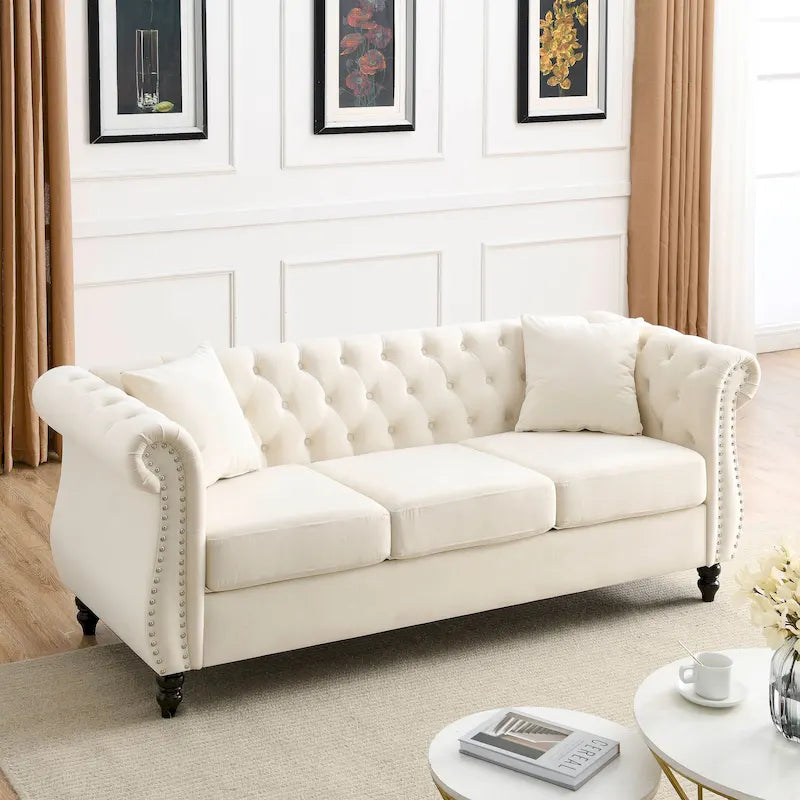 Canapé 3 places en velours beige avec accoudoirs enroulés, finition clous de tapissier, 2 coussins