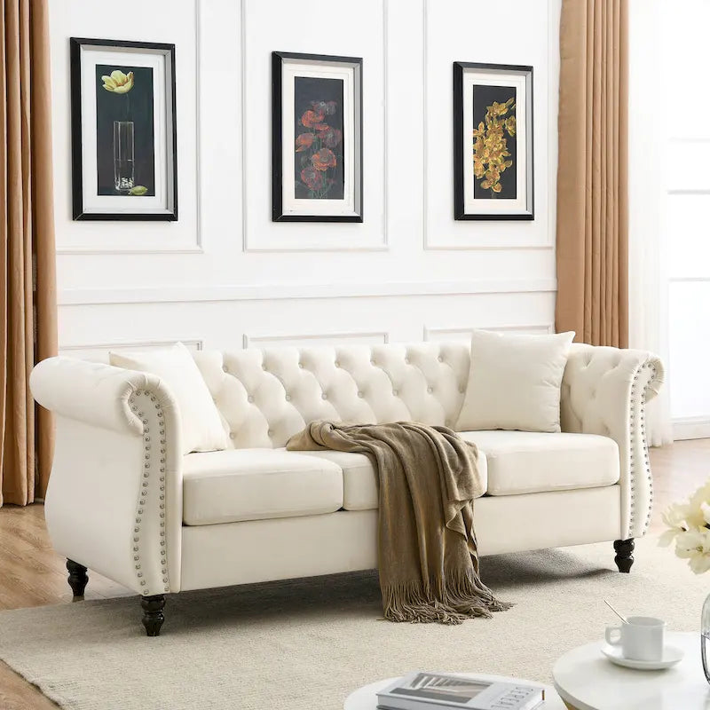 Canapé 3 places en velours beige avec accoudoirs enroulés, finition clous de tapissier, 2 coussins