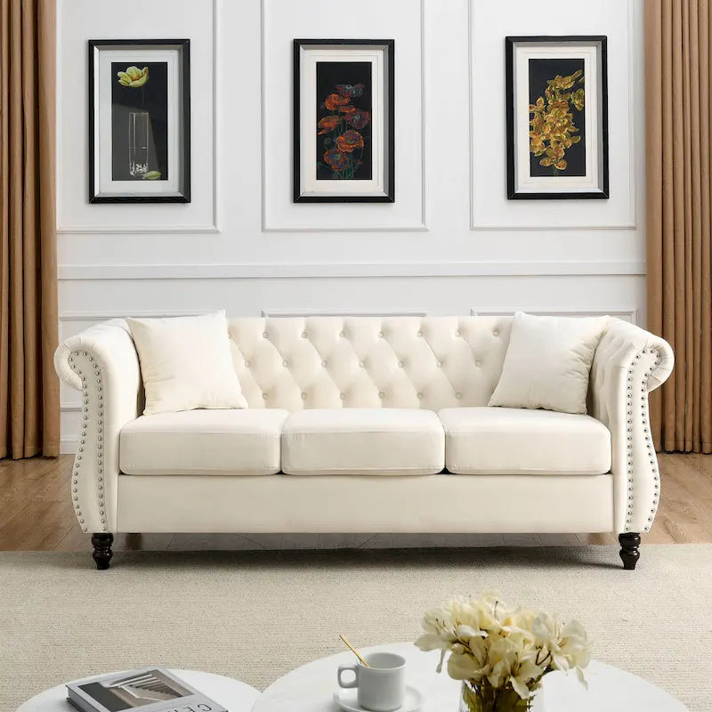Canapé 3 places en velours beige avec accoudoirs enroulés, finition clous de tapissier, 2 coussins