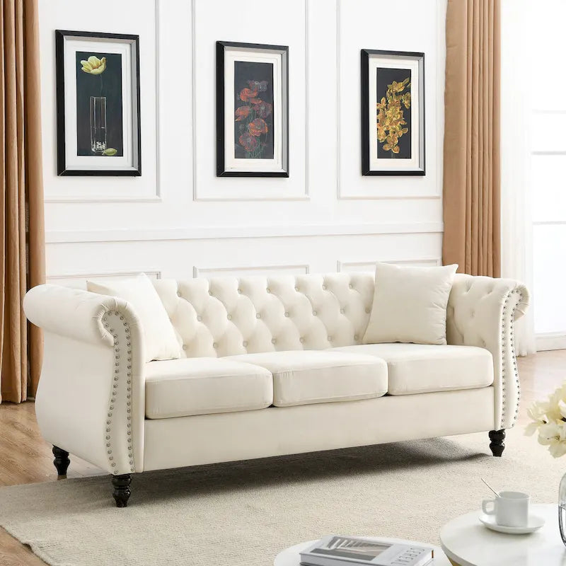 Canapé 3 places en velours beige avec accoudoirs enroulés, finition clous de tapissier, 2 coussins