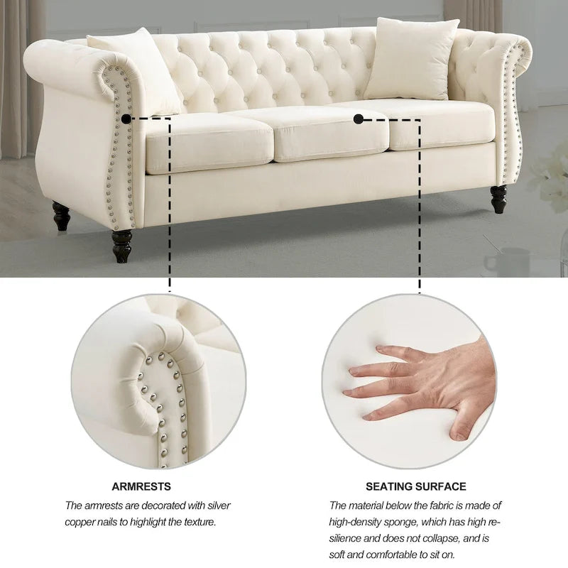 Canapé 3 places en velours beige avec accoudoirs enroulés, finition clous de tapissier, 2 coussins