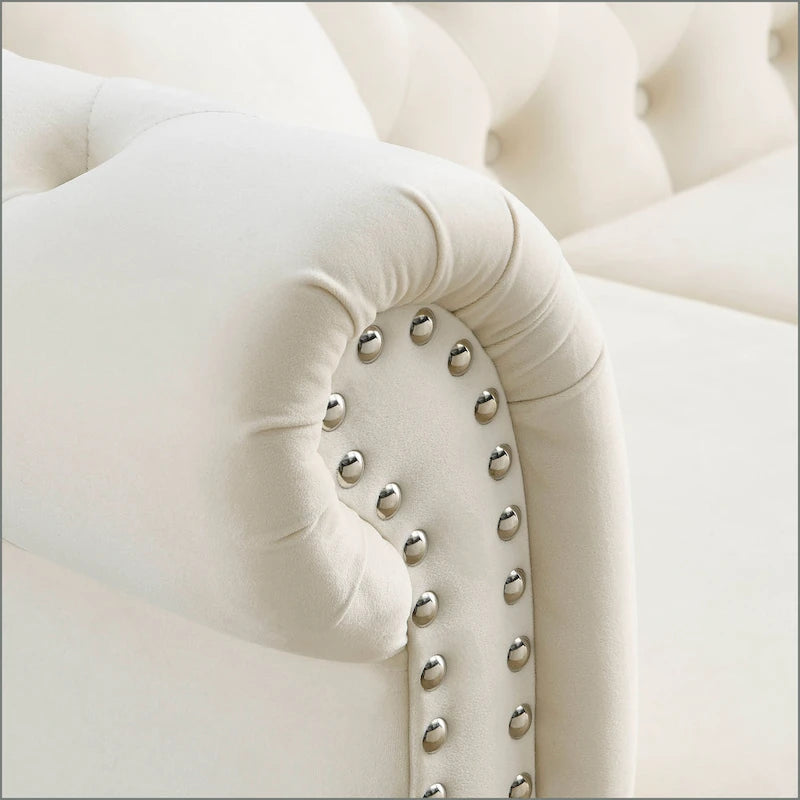 Canapé 3 places en velours beige avec accoudoirs enroulés, finition clous de tapissier, 2 coussins