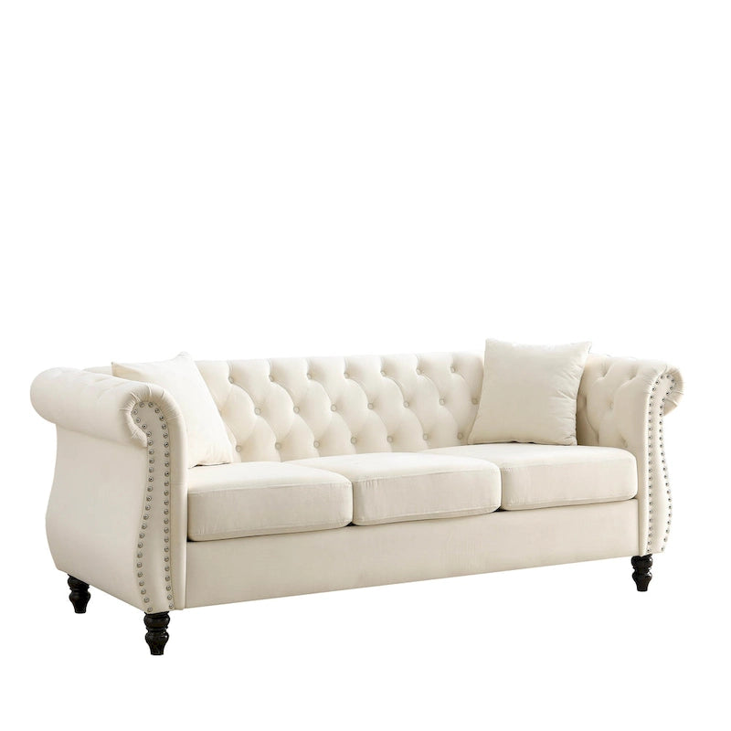 Canapé 3 places en velours beige avec accoudoirs enroulés, finition clous de tapissier, 2 coussins